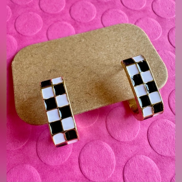 New Black & White Checkered Print Retro 80s Style Square Hoop Earrings - 0.75” - Picture 4 of 5